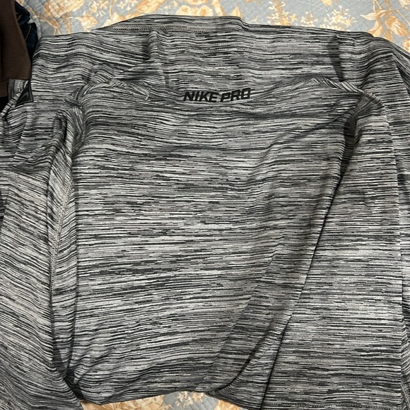 Nike Twp Pair of Shirts XXL grey and XL white - Picture 5 of 5